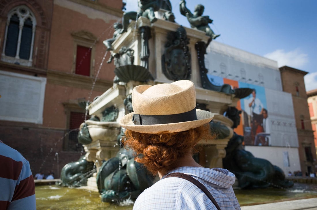 Bologna Neptune's fountain - tourist with hat