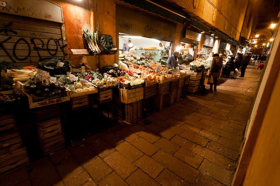 Bologna food markets - mercato di mezzo