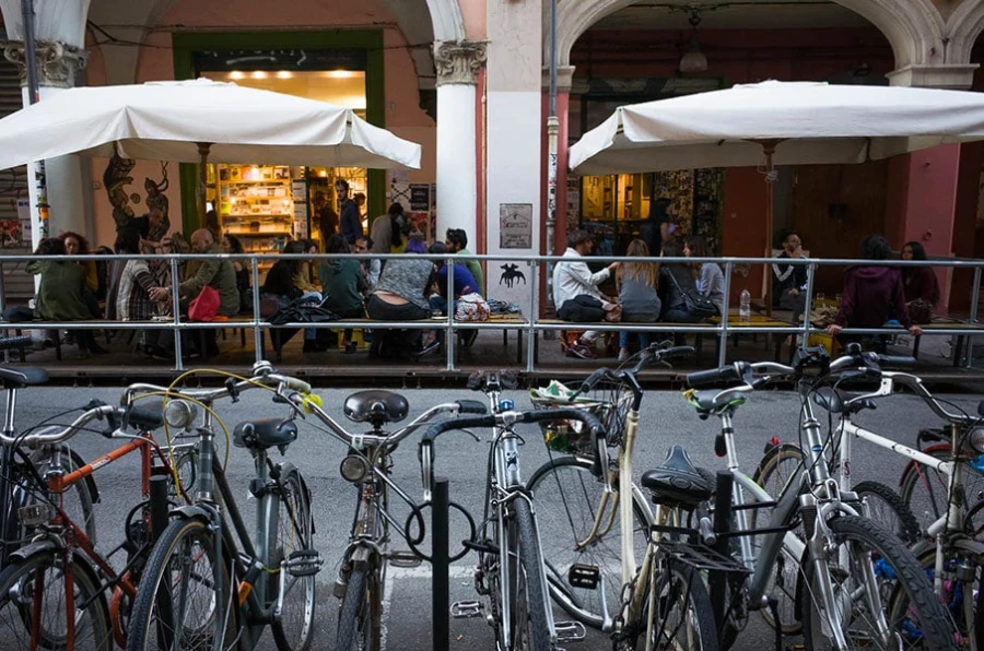 Outdoor aperitivo at Modo Infoshop in Via Mascarella, Bologna
