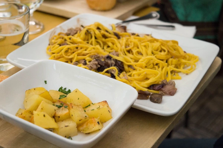 Sfoglia Rina Bologna tagliatelle with side – cheap lunch Bologna