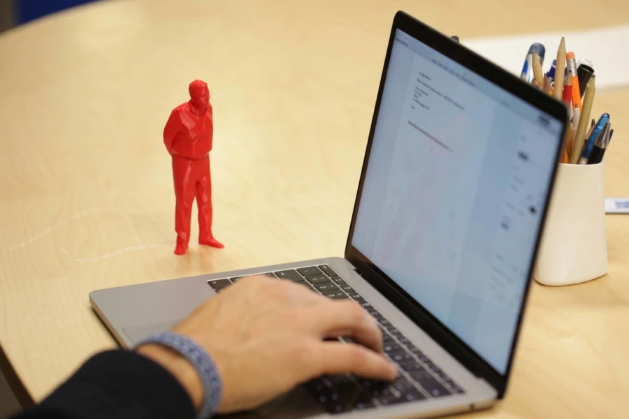 Christmas gifts in Bologna - Umarell