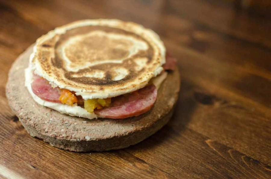 Tigelle in Modena with meat and vegetables