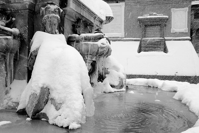 Fontana del Nettuno full of snow