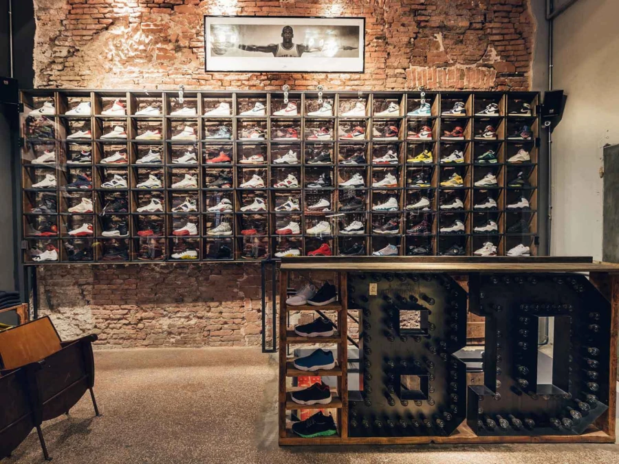 Bologna shopping – back door sneaker store, piazza galilei