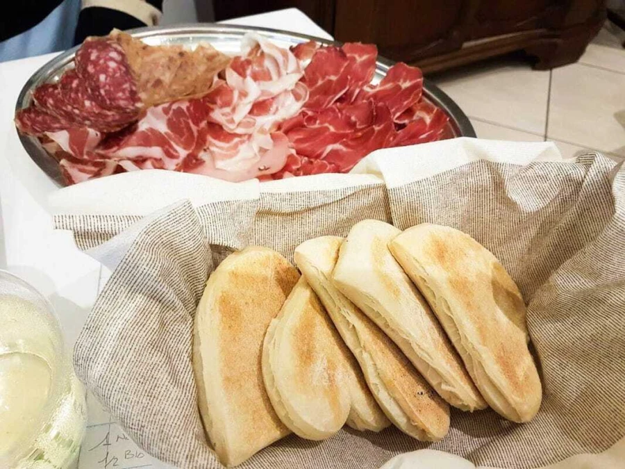 Tigelle with prosciutto in Modena
