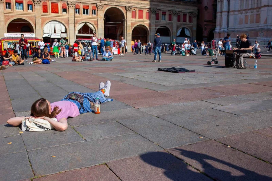 Bologna itinerary - Relax in Piazza Maggiore