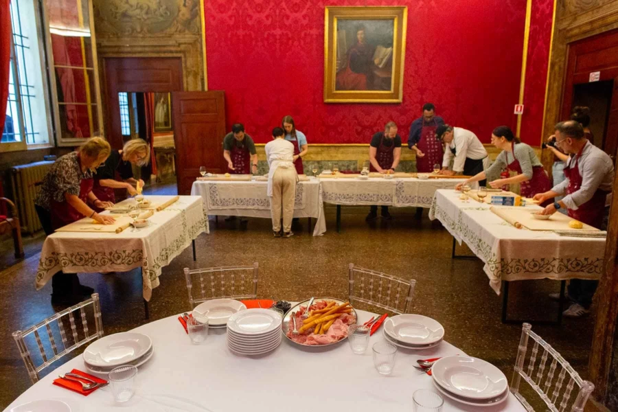 Team builing cooking class bologna