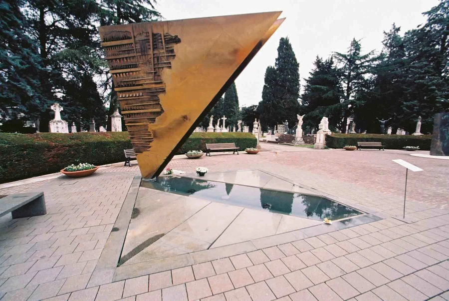 Fellini and Giulietta Masina tomb with Arnaldo Pomodoro’s La grande Prua