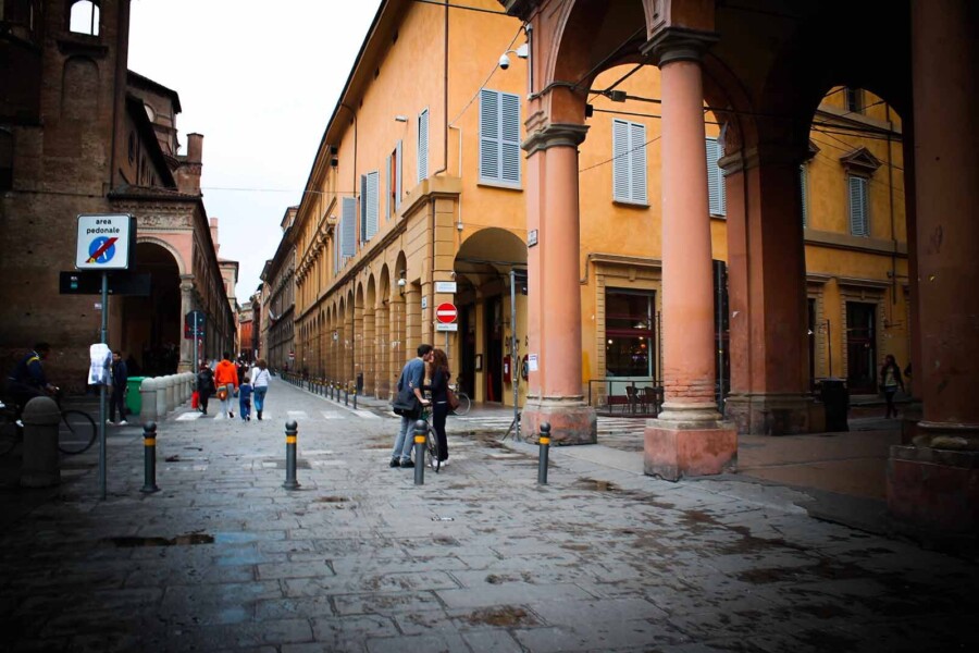 Bologna honeymoon kiss