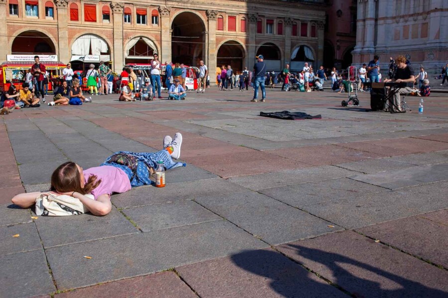 Bologna itinerary - Relax in Piazza Maggiore